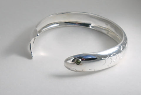 Fish bracelet with stone eye